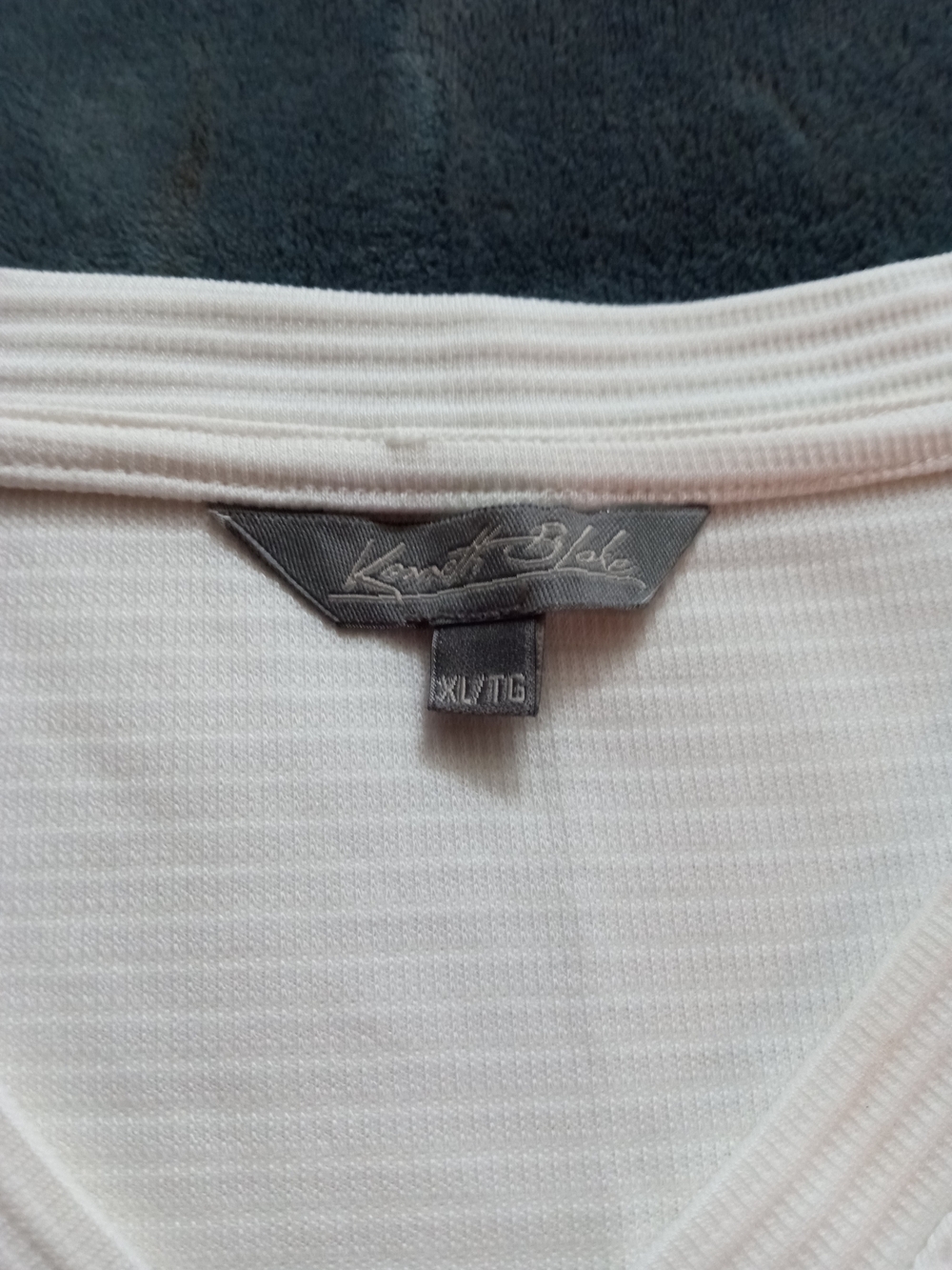 Kenneth Blake Cream Ribbed V-Neck Tee - Picture 2 of 8